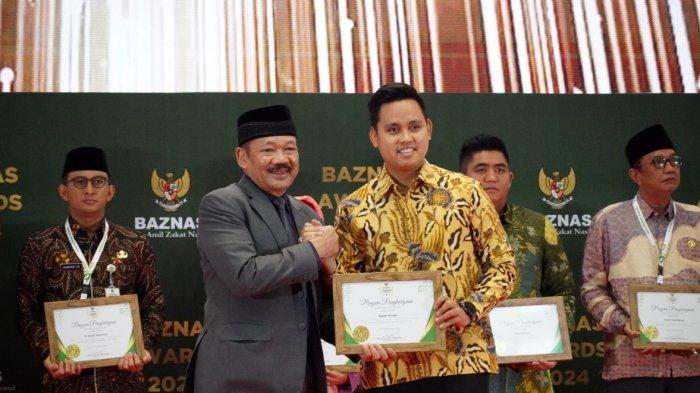 Bupati Kendal, Dico M Ganinduto menerima penghargaan Badan Amil Zakat Nasional (Baznas) Awards tiga tahun berturut-turut