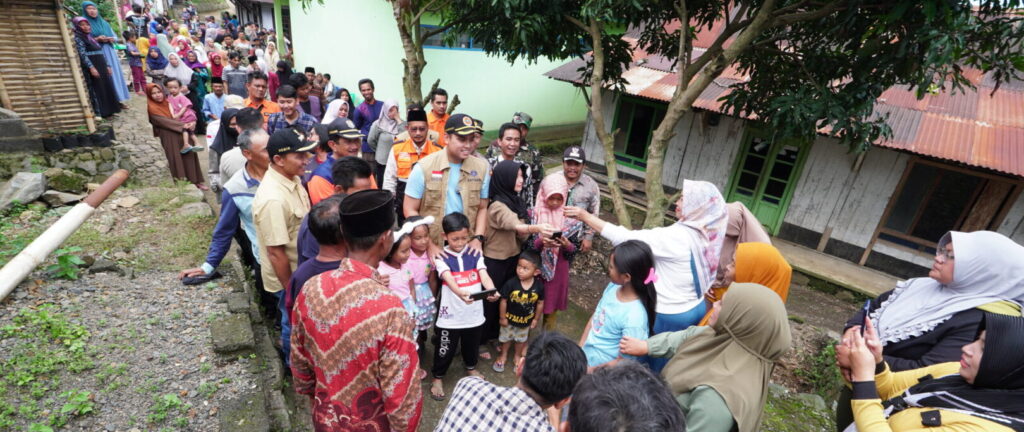 Kunjungan bupati Kendal, Dico ke warga