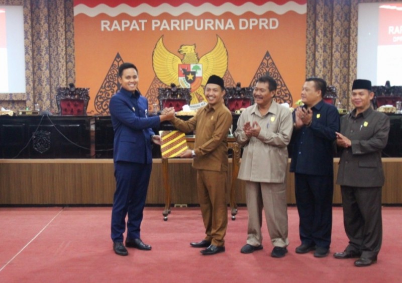 Bupati Kendal Dico M Ganundito usai acara Rapat Paripurna DPRD Kendal yang membahas tentang Rapemperda Tahun 2023 dan Persetujuan Bersama APBD Tahun 2023. Foto: Dokumentasi/ Diskominfo