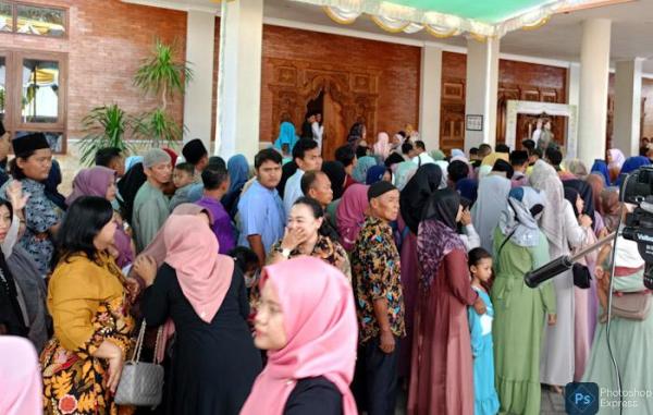 Suasana halaman Rumah Dinas Bupati Kendal Dico M Ganinduto dibanjiri warga.(iNews/Agus)