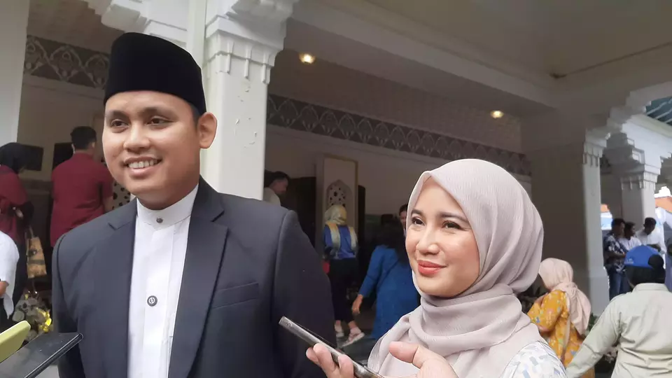 Bupati Kendal, Dico M Ganinduto bersama istrinya Caca Federica menghadiri acara open house yang digelar Wali Kota Solo, Gibran Rakabuming Raka, Rabu, 10 April 2024. (Beritasatu.com/Wijayanti Putri)