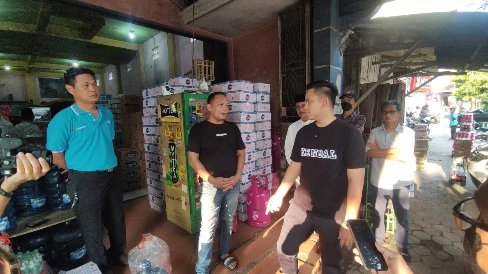 Bupati Dico sedang melakukan sidak ke pangkalan gas LPG 3 kg. (Foto: radarsemarang.id)