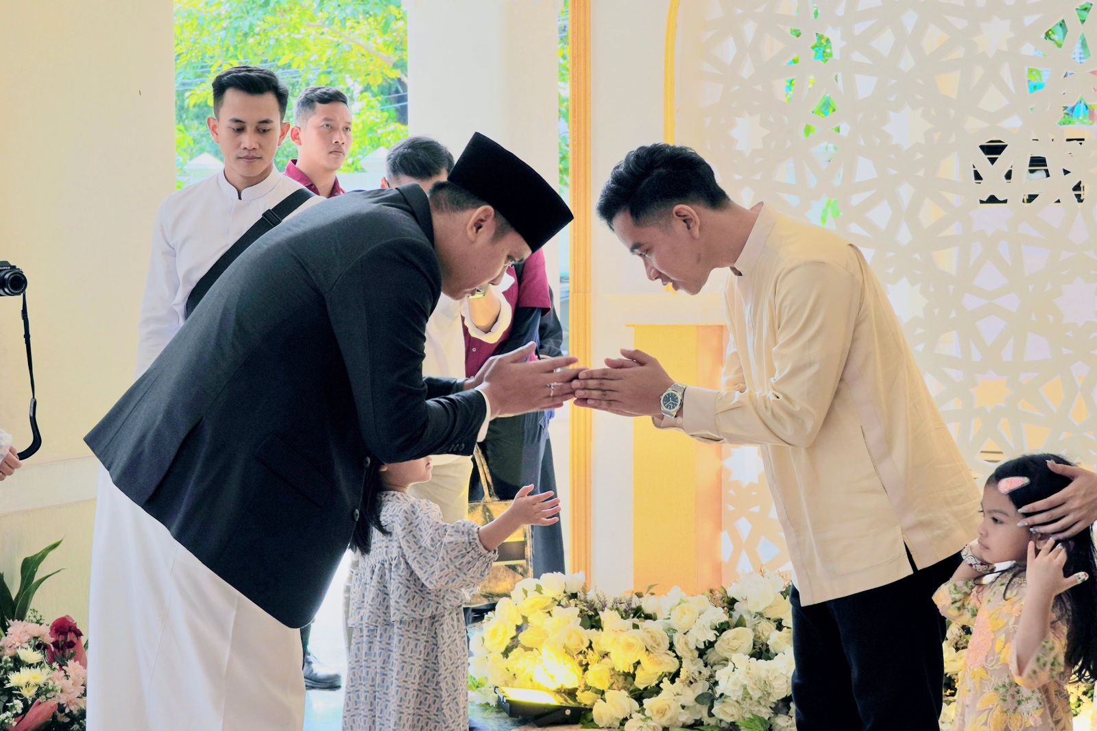 Bupati Kendal Dico Ganinduto menyambangi open house yang digelar Wali Kota Solo Gibran Rakabuming Raka di Loji Gandrung, Solo.