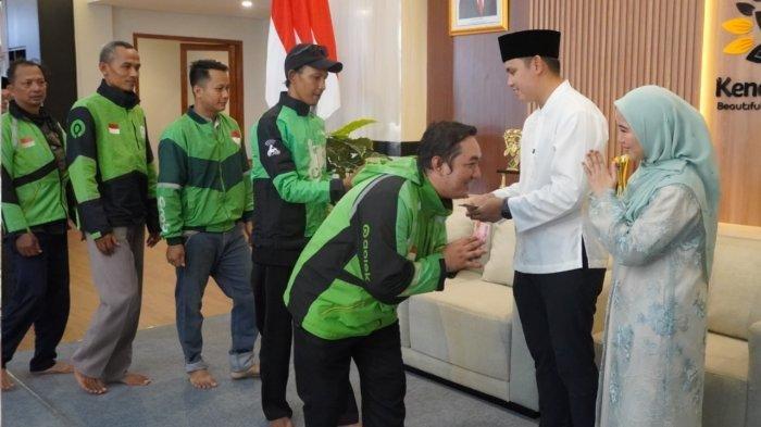 Sejumlah ojek online ikut bersilaturahmi dengan Bupati Dico dan istri di Rumah Dinas Bupati Kendal, Jumat (12/4/2024).