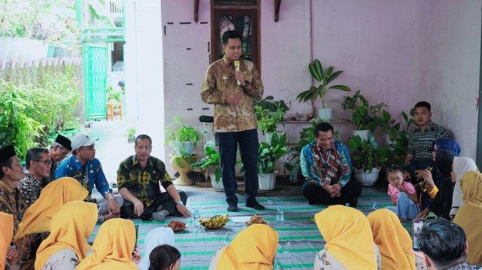 Bupati Kendal, Dico M. Ganinduto, B.Sc melakukan monitoring hasil pelaksanaan program Bantuan Keuangan Khsus (BKK) Dusun di Desa Jambearum, Kecamatan Patebon, Kabupaten Kendal, Selasa (23/1/2024) di Dusun Gondoarum Desa Jambearum.