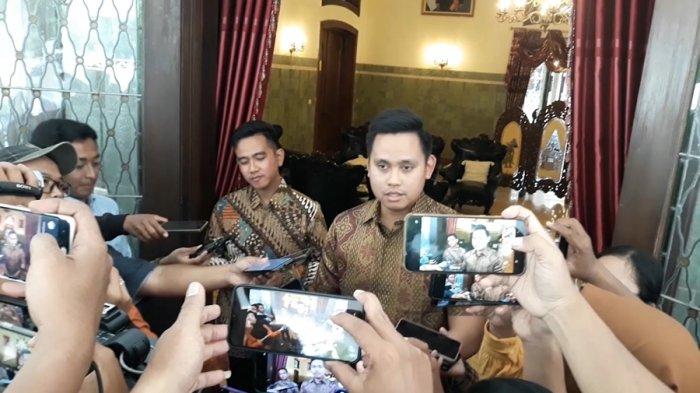 Bupati Kendal Dico Ganinduto sedang memberikan keterangan kepada awak media massa didampingi Wali Kota Surakarta Gibran Rakabuming Raka di Rumah Dinas Loji Gandrung Kota Surakarta, Rabu (22/2/2023).