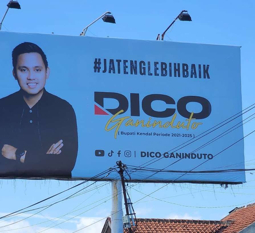 Baliho Bupati Kendal Dico Ganinduto terpasang di beberapa wilayah di Jawa Tengah. (foto/istimewa)