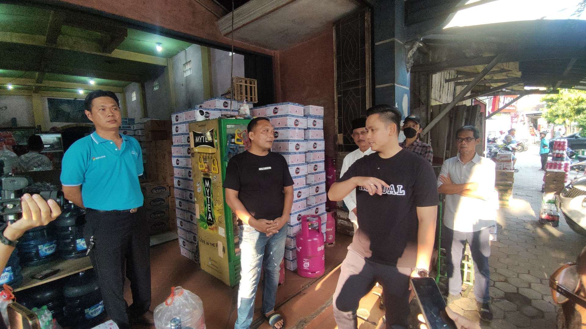 Bupati Kendal Dico M Ganinduto sidak gas 3kg di salah satu pangkalan LPG di Kendal. (Foto: RRI/Faiz)